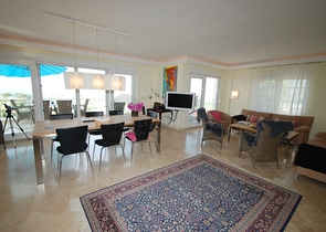 شقة عائلية واسعة - باطلالة خلابة - في الانيا 