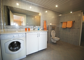 شقة عائلية واسعة - باطلالة خلابة - في الانيا 