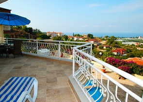 شقة عائلية واسعة - باطلالة خلابة - في الانيا 