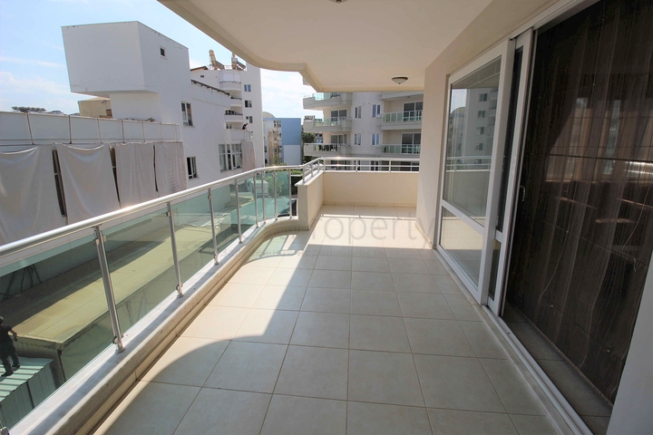 شقة مفروشة للبيع - قريبة من البحر ومن المركز - الانيا 