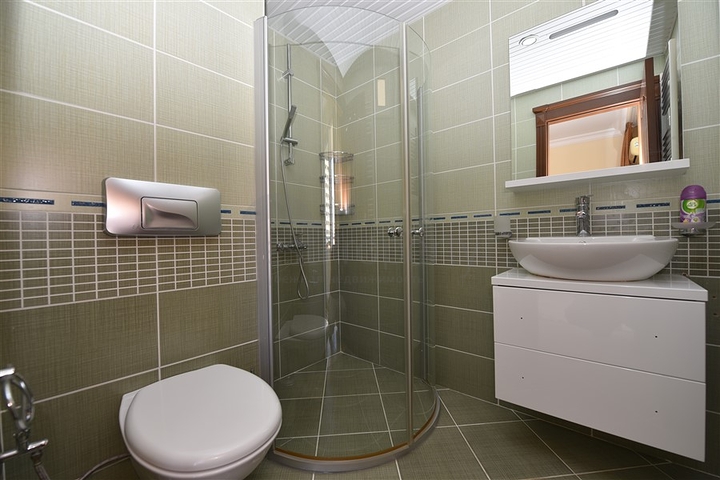 اطلالة بحر مباشرة - شقة مفروشة بتصميم غرفتين وصالة للبيع في الانيا 