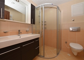 اطلالة بحر مباشرة - شقة مفروشة بتصميم غرفتين وصالة للبيع في الانيا 