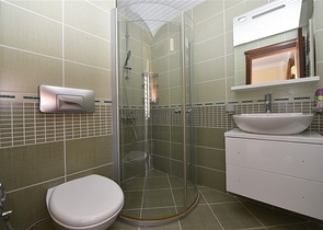 اطلالة بحر مباشرة - شقة مفروشة بتصميم غرفتين وصالة للبيع في الانيا 