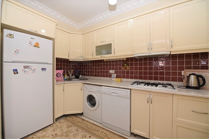 شقة عائلية مفروشة ضمن مجمع سكني في الانيا 