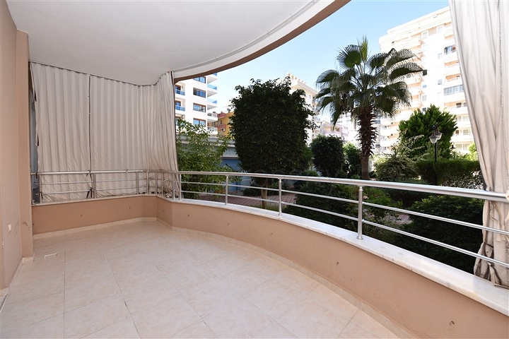 شقة عائلية مفروشة ضمن مجمع سكني في الانيا 