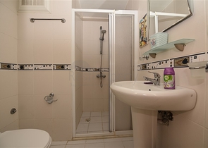 شقة عائلية مفروشة ضمن مجمع سكني في الانيا 