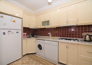 شقة عائلية مفروشة ضمن مجمع سكني في الانيا 