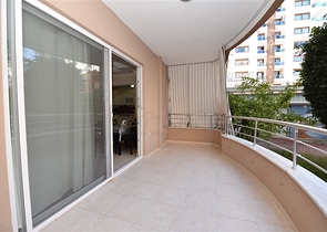 شقة عائلية مفروشة ضمن مجمع سكني في الانيا 