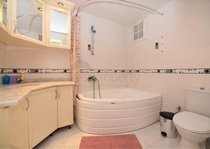 شقة عائلية مفروشة ضمن مجمع سكني في الانيا 