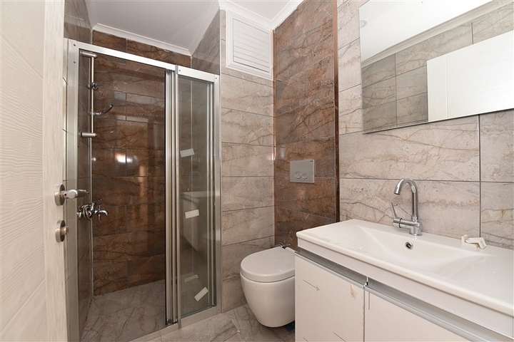 شقة عائلية - ثلاث غرف وصالة ومطبخ منفصل -ضمن مجمع سكني في مهموتلار / الانيا 