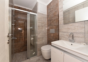 شقة عائلية - ثلاث غرف وصالة ومطبخ منفصل -ضمن مجمع سكني في مهموتلار / الانيا 