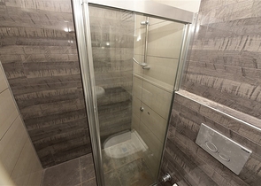 شقة عائلية - ثلاث غرف وصالة ومطبخ منفصل -ضمن مجمع سكني في مهموتلار / الانيا 