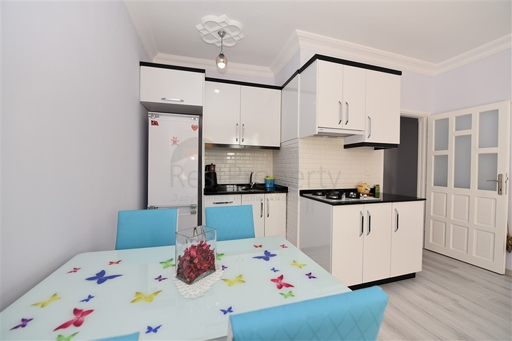 في مركز مدينة الانيا - شقة مفروشة بتصميم غرفة نوم وصالة للبيع من المالك 