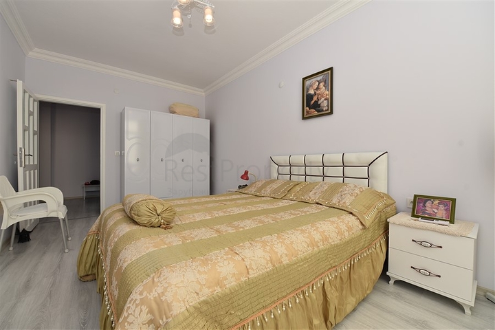 في مركز مدينة الانيا - شقة مفروشة بتصميم غرفة نوم وصالة للبيع من المالك 