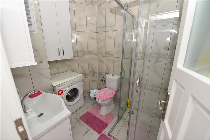 في مركز مدينة الانيا - شقة مفروشة بتصميم غرفة نوم وصالة للبيع من المالك 