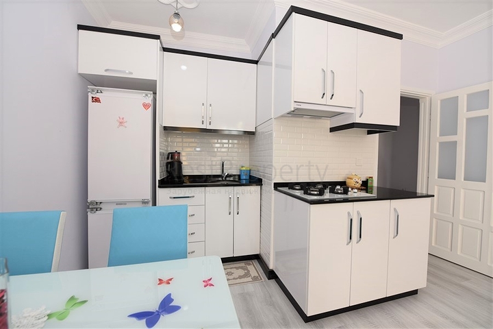 في مركز مدينة الانيا - شقة مفروشة بتصميم غرفة نوم وصالة للبيع من المالك 