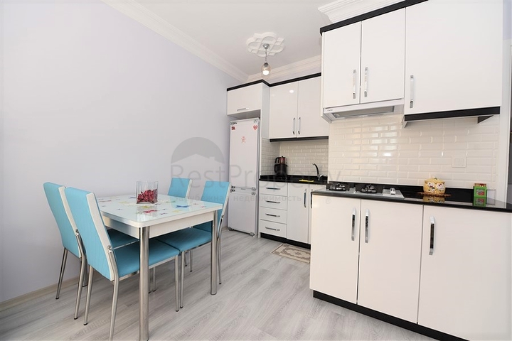 في مركز مدينة الانيا - شقة مفروشة بتصميم غرفة نوم وصالة للبيع من المالك 