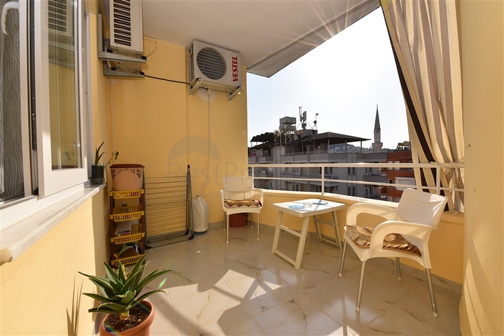 في مركز مدينة الانيا - شقة مفروشة بتصميم غرفة نوم وصالة للبيع من المالك 