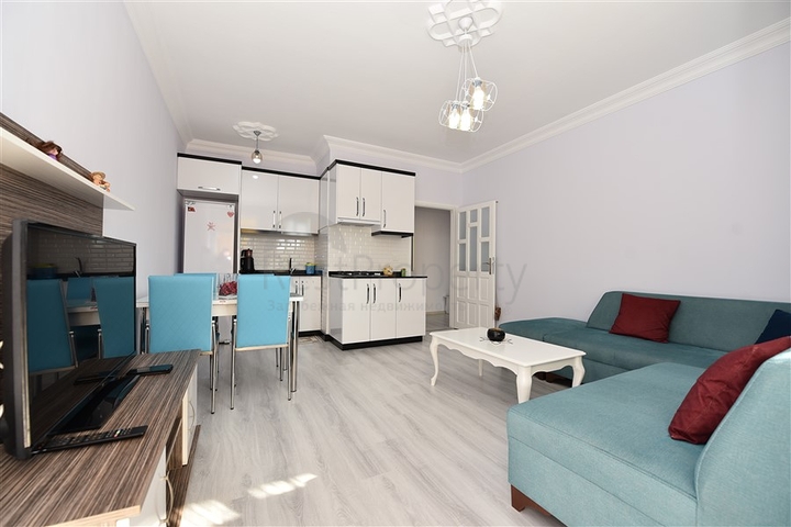 في مركز مدينة الانيا - شقة مفروشة بتصميم غرفة نوم وصالة للبيع من المالك 