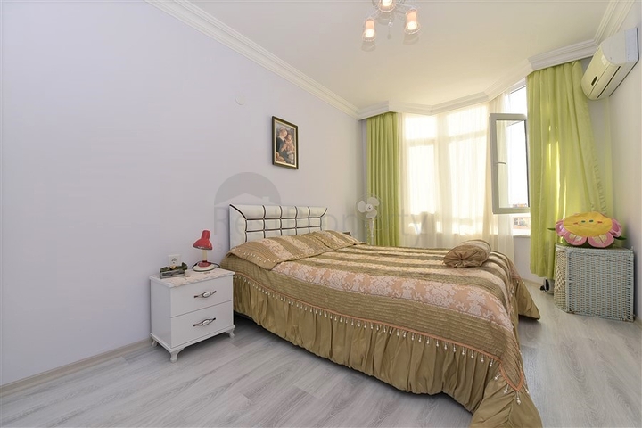 في مركز مدينة الانيا - شقة مفروشة بتصميم غرفة نوم وصالة للبيع من المالك 