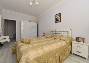 في مركز مدينة الانيا - شقة مفروشة بتصميم غرفة نوم وصالة للبيع من المالك 