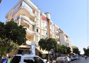 في مركز مدينة الانيا - شقة مفروشة بتصميم غرفة نوم وصالة للبيع من المالك 