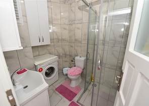 في مركز مدينة الانيا - شقة مفروشة بتصميم غرفة نوم وصالة للبيع من المالك 