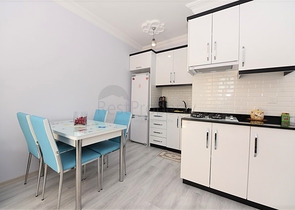 في مركز مدينة الانيا - شقة مفروشة بتصميم غرفة نوم وصالة للبيع من المالك 