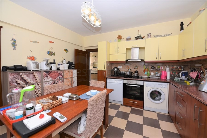 قريبة من البحر - شقة غرفة وصالة مفروشة للبيع في الانيا 