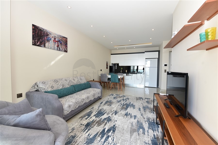 شقة 1 + 1 للإيجار في مجمع جيد الصيانة.