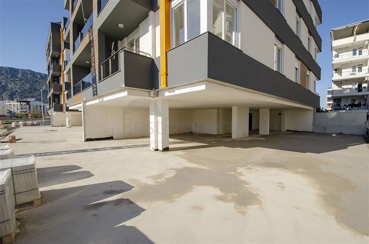 محلين للبيع في منطقة ليمان في كونيالتي