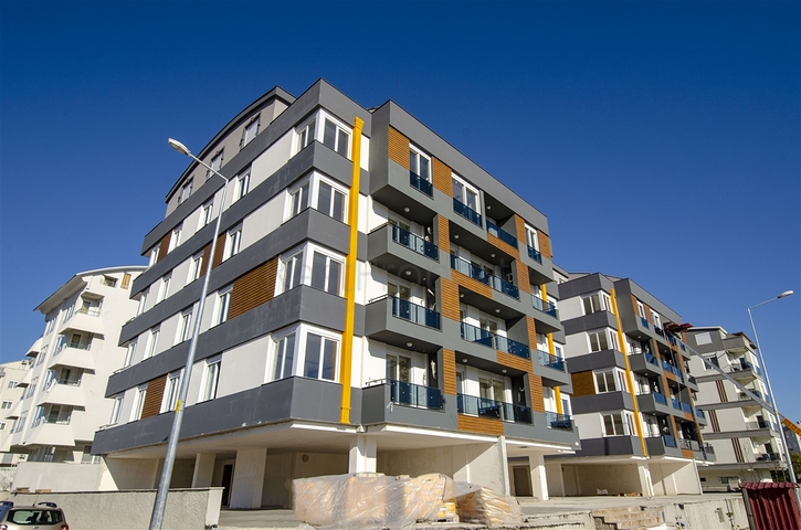 محلين للبيع في منطقة ليمان في كونيالتي