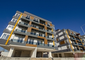 محلين للبيع في منطقة ليمان في كونيالتي