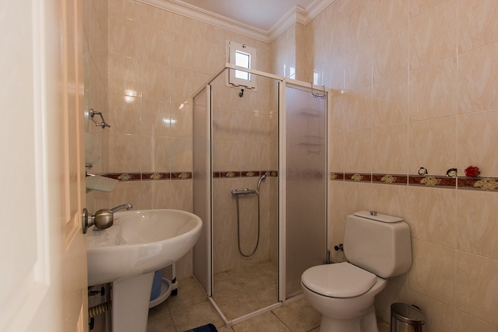 ضمن مجمع سكني اول خط على البحر - 3 غرف وصالة بسعر مميز في مهموتلار / الانيا 