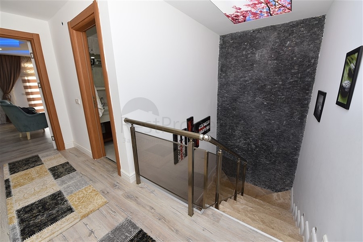 دوبلكس فاخرة - ثلاث غرف وصالة مفروشة - في مهوتلار / الانيا 