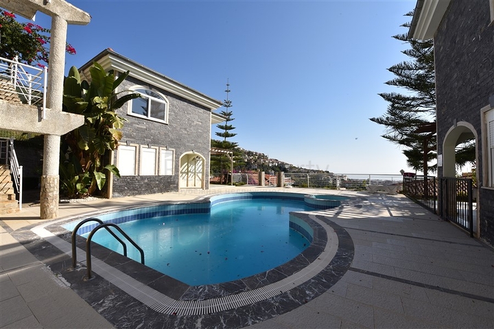 فيلا مستقلة - اطلالة بحر وقلعة - بسعر منافس - في مركز الانيا 