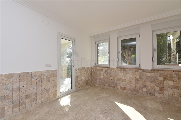 فيلا مستقلة - اطلالة بحر وقلعة - بسعر منافس - في مركز الانيا 