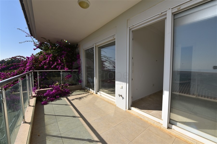 فيلا مستقلة - اطلالة بحر وقلعة - بسعر منافس - في مركز الانيا 