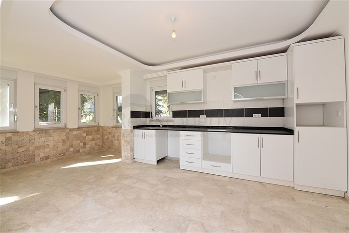 فيلا مستقلة - اطلالة بحر وقلعة - بسعر منافس - في مركز الانيا 