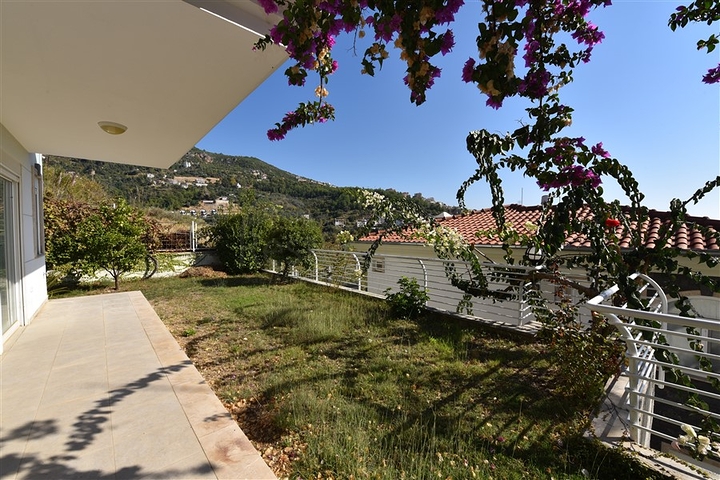 فيلا مستقلة - اطلالة بحر وقلعة - بسعر منافس - في مركز الانيا 