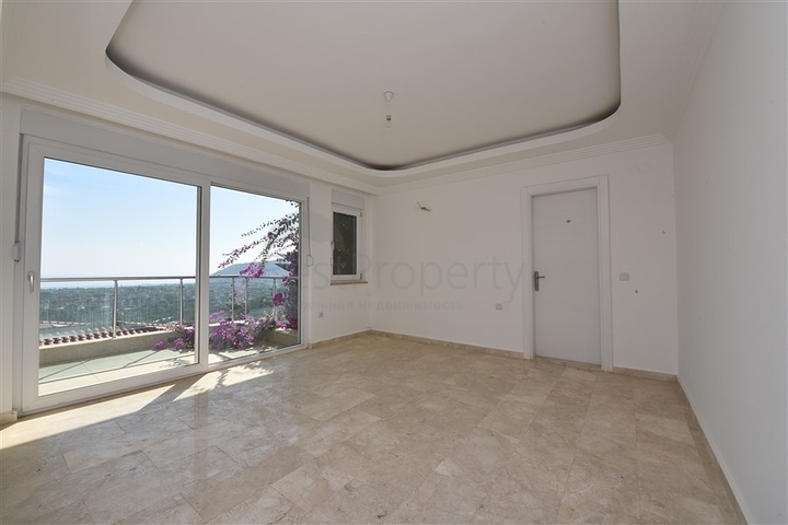 فيلا مستقلة - اطلالة بحر وقلعة - بسعر منافس - في مركز الانيا 