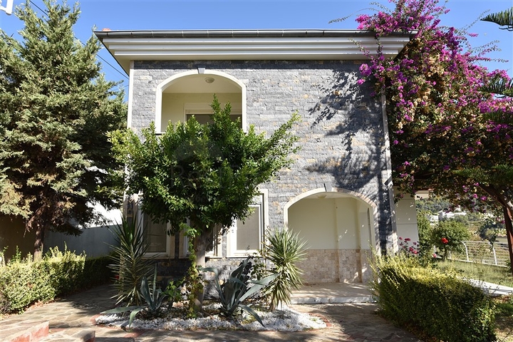 فيلا مستقلة - اطلالة بحر وقلعة - بسعر منافس - في مركز الانيا 