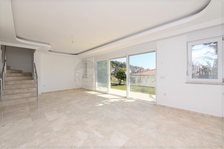 فيلا مستقلة - اطلالة بحر وقلعة - بسعر منافس - في مركز الانيا 