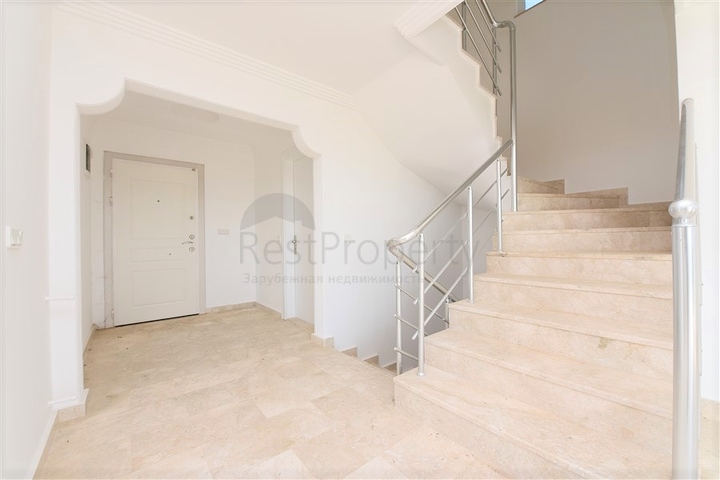 فيلا مستقلة - اطلالة بحر وقلعة - بسعر منافس - في مركز الانيا 