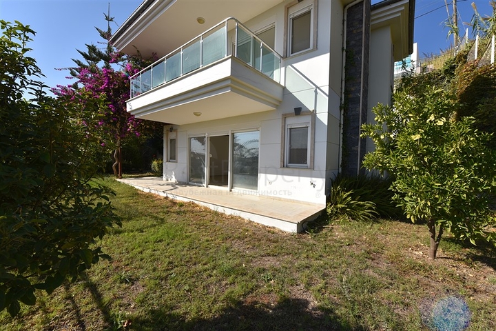 فيلا مستقلة - اطلالة بحر وقلعة - بسعر منافس - في مركز الانيا 