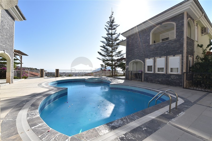 فيلا مستقلة - اطلالة بحر وقلعة - بسعر منافس - في مركز الانيا 