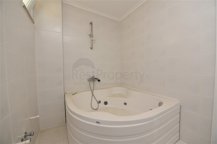 فيلا مستقلة - اطلالة بحر وقلعة - بسعر منافس - في مركز الانيا 