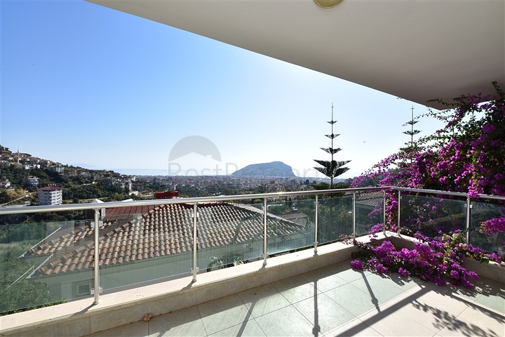 فيلا مستقلة - اطلالة بحر وقلعة - بسعر منافس - في مركز الانيا 