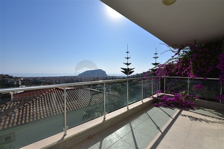 فيلا مستقلة - اطلالة بحر وقلعة - بسعر منافس - في مركز الانيا 