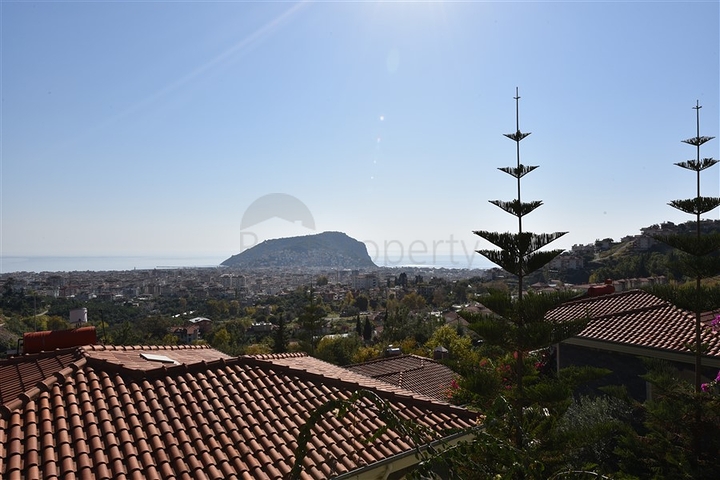 فيلا مستقلة - اطلالة بحر وقلعة - بسعر منافس - في مركز الانيا 